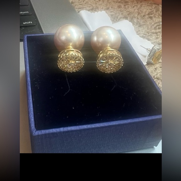 Gorgeous light brown pearl back swarovski elements stud earrings - Picture 9 of 12